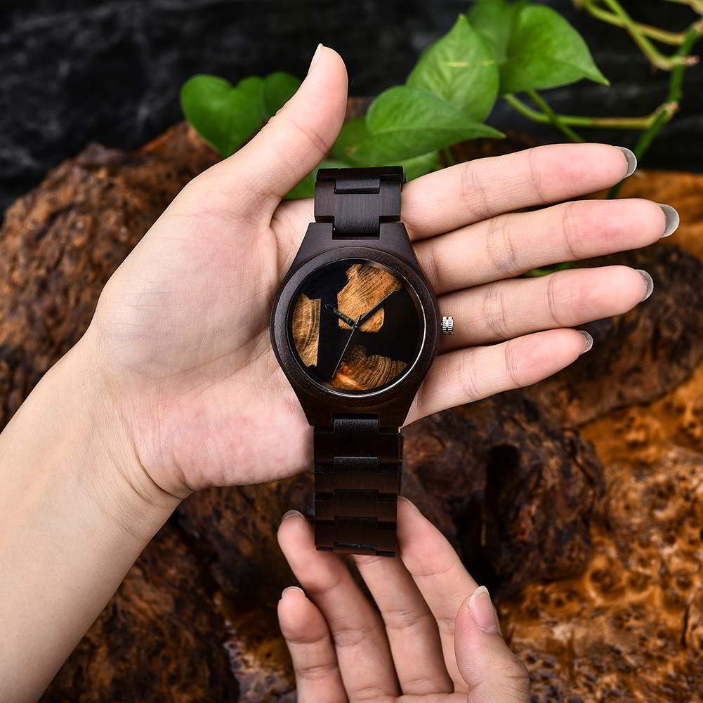 drewniany-zegarek-niwatch-epoxy-z-tarcza-z-zywicy-trzymany-przez-damska-dlon
